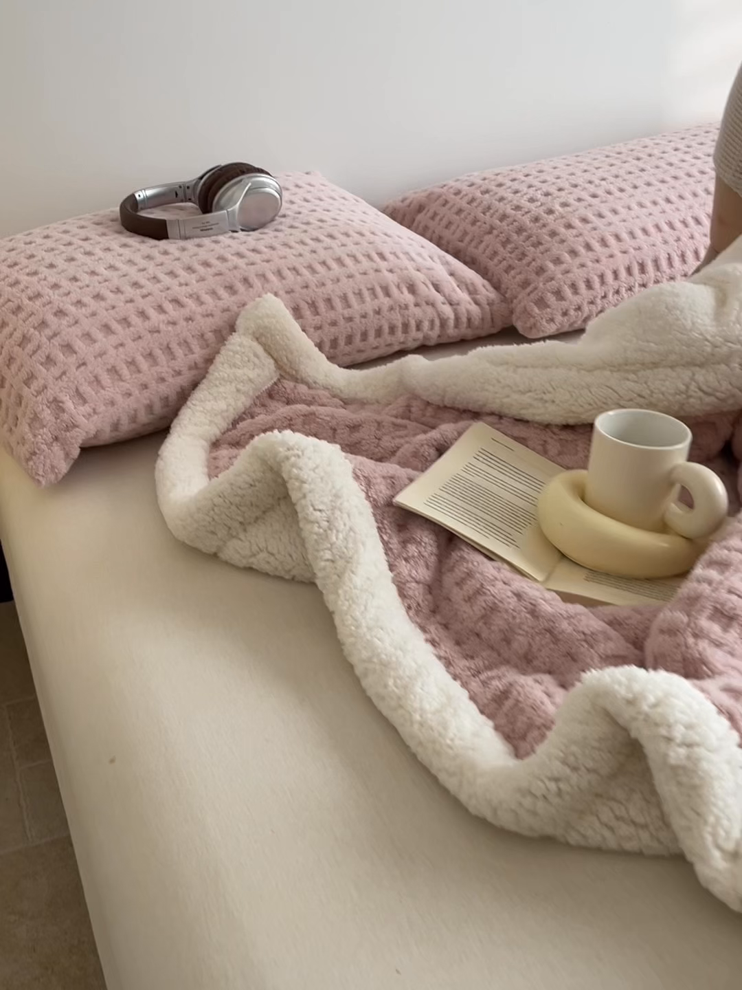 91家纺网 家纺一手货源 找家纺 欧邦 2025新款华夫格双层毯盖毯毯子-场景1 华夫格-浅粉