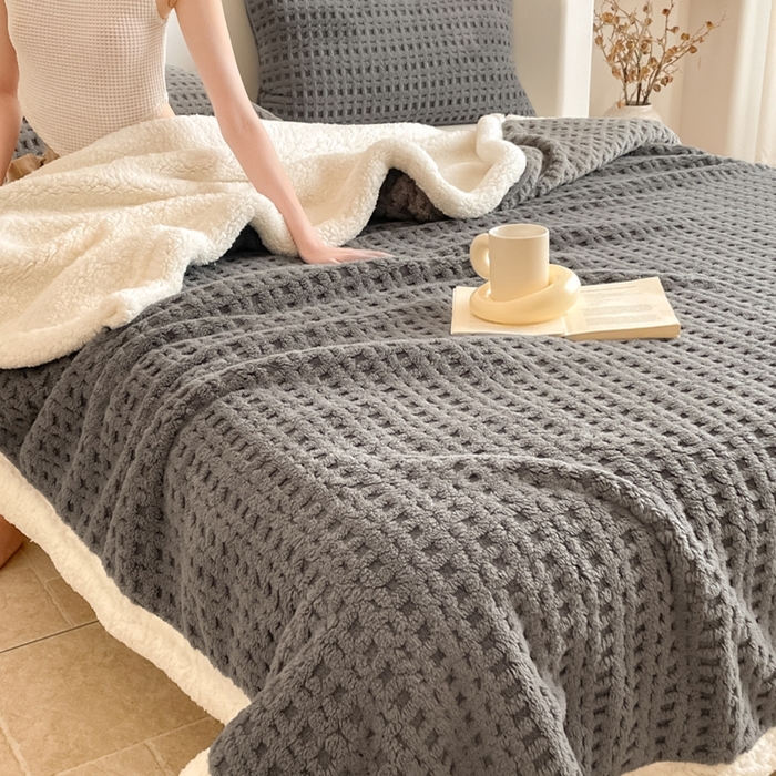 91家纺网 家纺一手货源 找家纺 欧邦 2025新款华夫格双层毯盖毯毯子-场景1 华夫格-深灰