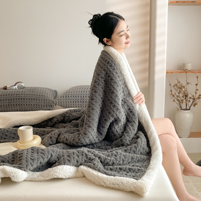 91家纺网 家纺一手货源 找家纺 欧邦 2025新款华夫格双层毯盖毯毯子-场景1 华夫格-深灰