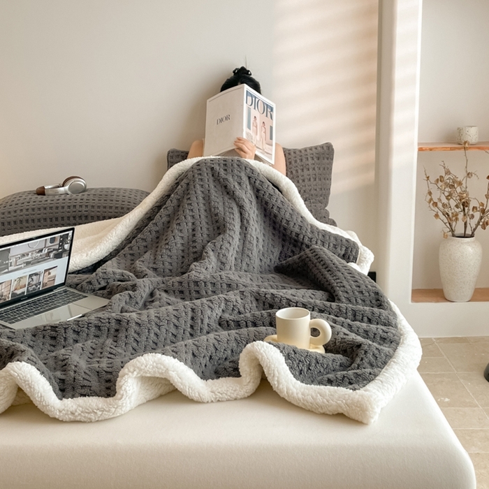 91家纺网 家纺一手货源 找家纺 欧邦 2025新款华夫格双层毯盖毯毯子-场景1 华夫格-深灰