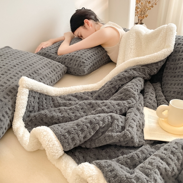 91家纺网 家纺一手货源 找家纺 欧邦 2025新款华夫格双层毯盖毯毯子-场景1 华夫格-深灰