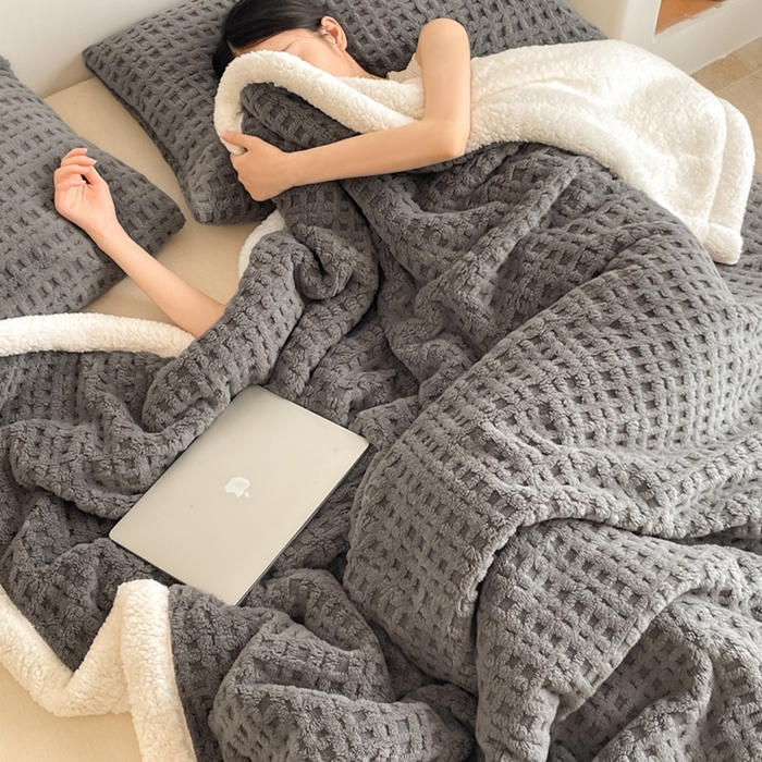 91家纺网 家纺一手货源 找家纺 欧邦 2025新款华夫格双层毯盖毯毯子-场景1 华夫格-深灰