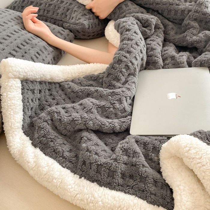 91家纺网 家纺一手货源 找家纺 欧邦 2025新款华夫格双层毯盖毯毯子-场景1 华夫格-深灰