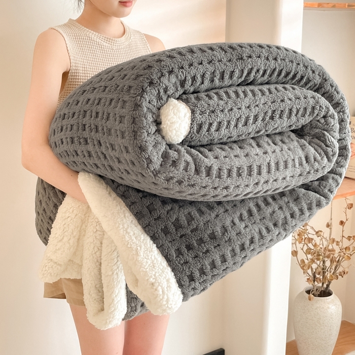 91家纺网 家纺一手货源 找家纺 欧邦 2025新款华夫格双层毯盖毯毯子-场景1 华夫格-深灰