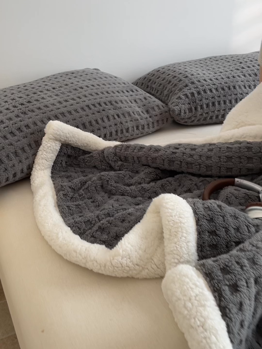 91家纺网 家纺一手货源 找家纺 欧邦 2025新款华夫格双层毯盖毯毯子-场景1 华夫格-深灰