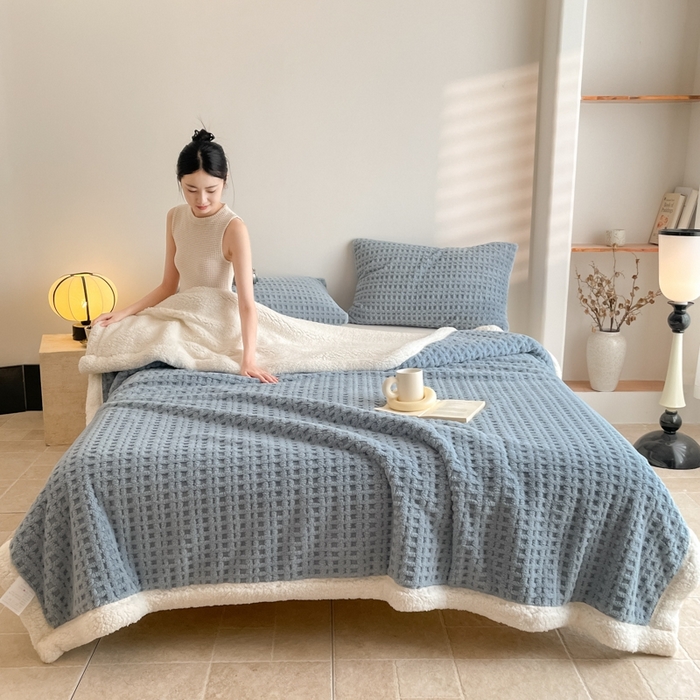 91家纺网 家纺一手货源 找家纺 欧邦 2025新款华夫格双层毯盖毯毯子-场景1 华夫格-雾蓝