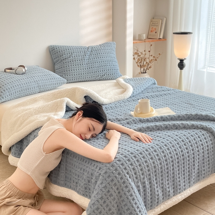 91家纺网 家纺一手货源 找家纺 欧邦 2025新款华夫格双层毯盖毯毯子-场景1 华夫格-雾蓝