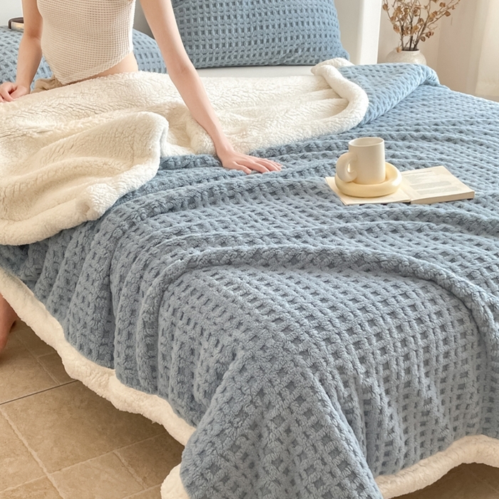 91家纺网 家纺一手货源 找家纺 欧邦 2025新款华夫格双层毯盖毯毯子-场景1 华夫格-雾蓝