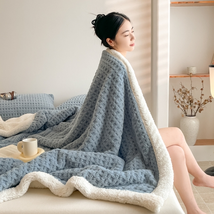 91家纺网 家纺一手货源 找家纺 欧邦 2025新款华夫格双层毯盖毯毯子-场景1 华夫格-雾蓝