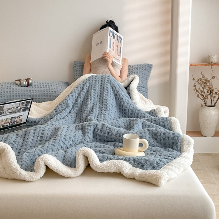 91家纺网 家纺一手货源 找家纺 欧邦 2025新款华夫格双层毯盖毯毯子-场景1 华夫格-雾蓝
