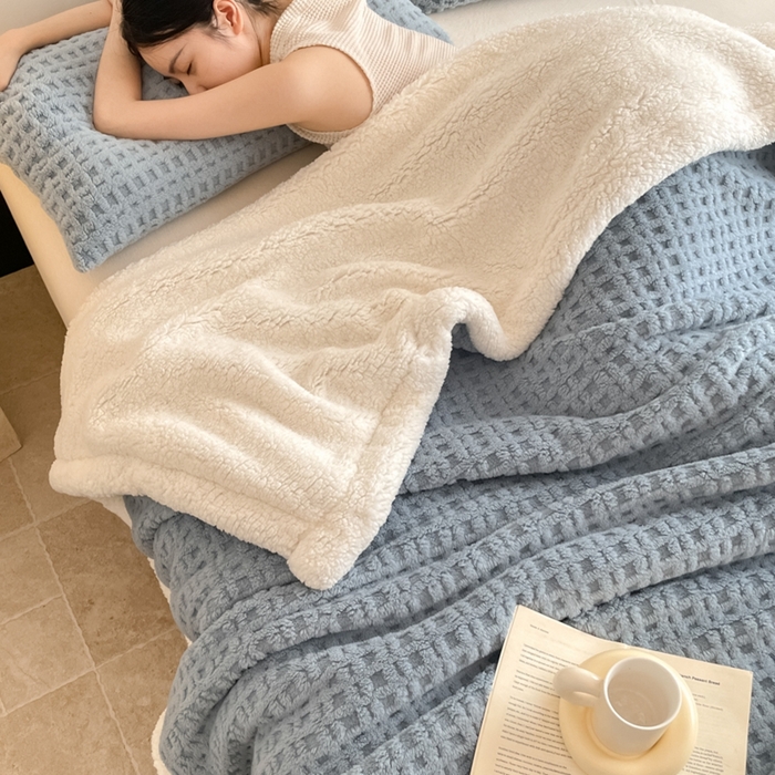 91家纺网 家纺一手货源 找家纺 欧邦 2025新款华夫格双层毯盖毯毯子-场景1 华夫格-雾蓝