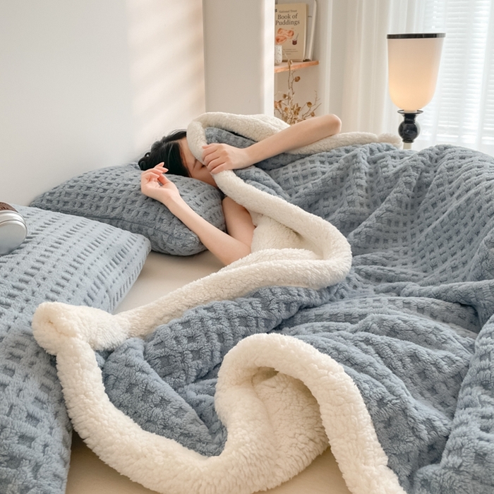 91家纺网 家纺一手货源 找家纺 欧邦 2025新款华夫格双层毯盖毯毯子-场景1 华夫格-雾蓝