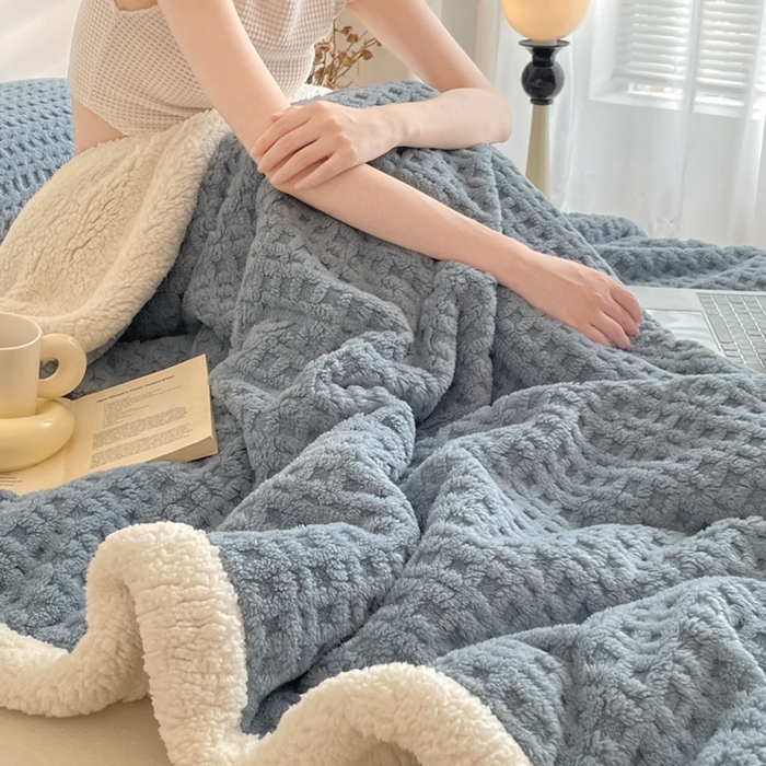 91家纺网 家纺一手货源 找家纺 欧邦 2025新款华夫格双层毯盖毯毯子-场景1 华夫格-雾蓝