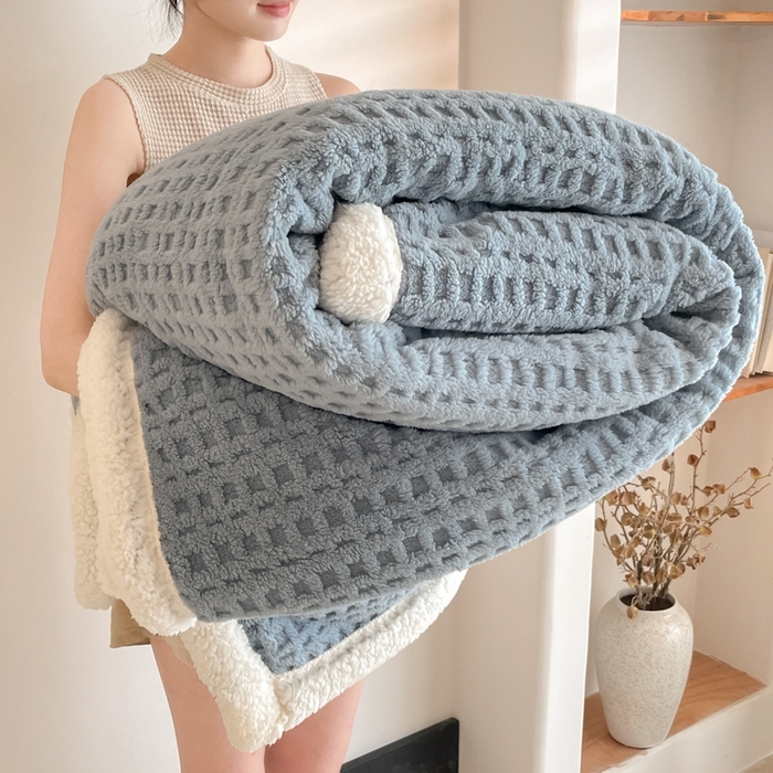 91家纺网 家纺一手货源 找家纺 欧邦 2025新款华夫格双层毯盖毯毯子-场景1 华夫格-雾蓝