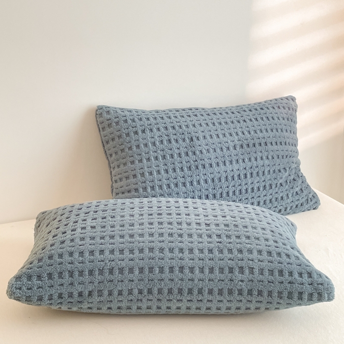 91家纺网 家纺一手货源 找家纺 欧邦 2025新款华夫格双层毯盖毯毯子-场景1 华夫格-雾蓝