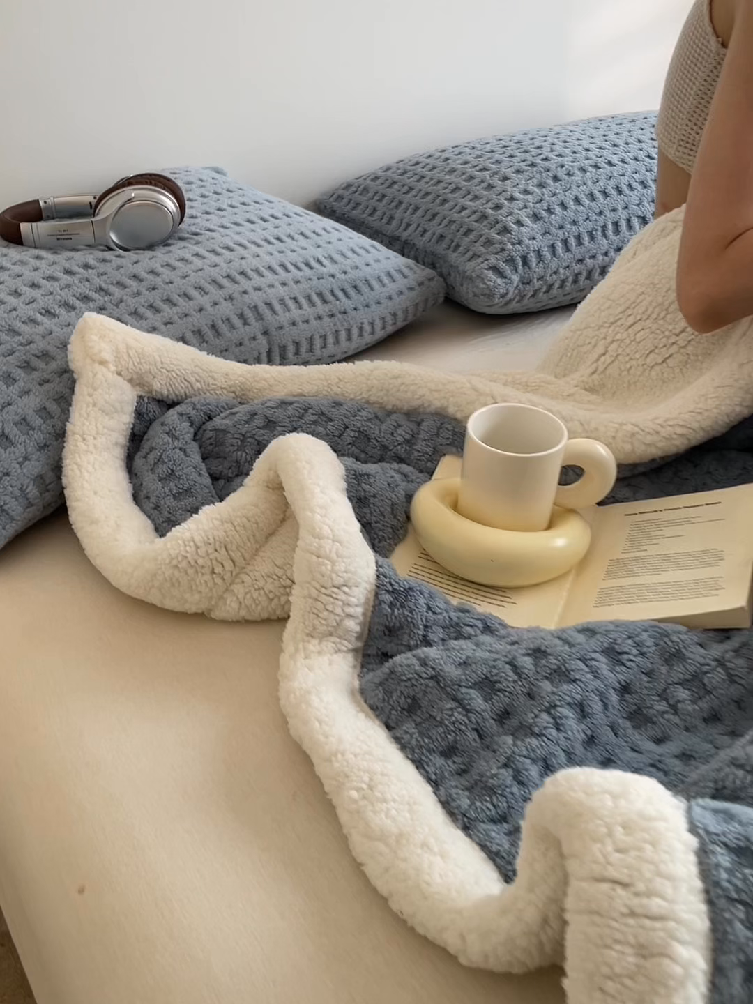 91家纺网 家纺一手货源 找家纺 欧邦 2025新款华夫格双层毯盖毯毯子-场景1 华夫格-雾蓝