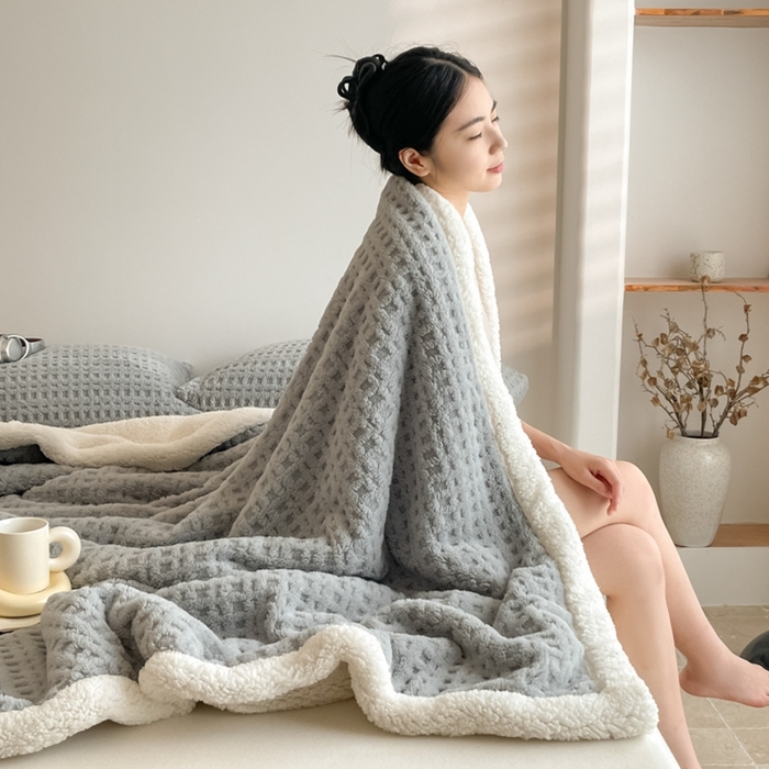 91家纺网 家纺一手货源 找家纺 欧邦 2025新款华夫格双层毯盖毯毯子-场景1 华夫格-烟灰