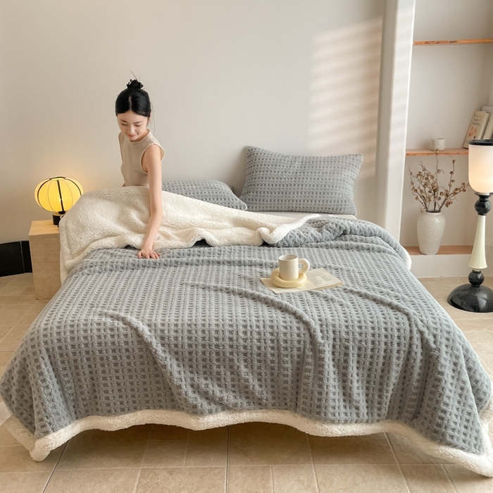 91家纺网 家纺一手货源 找家纺 欧邦 2025新款华夫格双层毯盖毯毯子-场景1 华夫格-烟灰