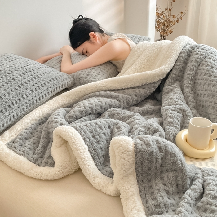 91家纺网 家纺一手货源 找家纺 欧邦 2025新款华夫格双层毯盖毯毯子-场景1 华夫格-烟灰