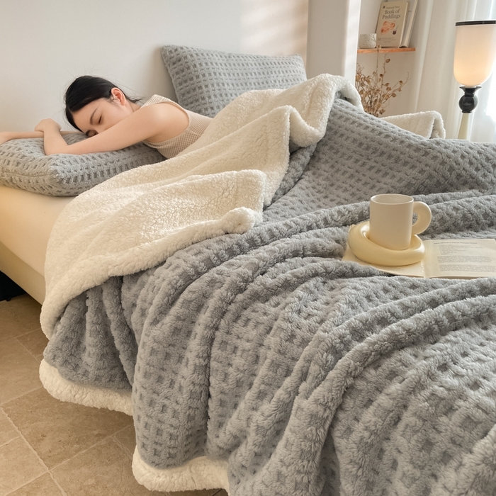 91家纺网 家纺一手货源 找家纺 欧邦 2025新款华夫格双层毯盖毯毯子-场景1 华夫格-烟灰