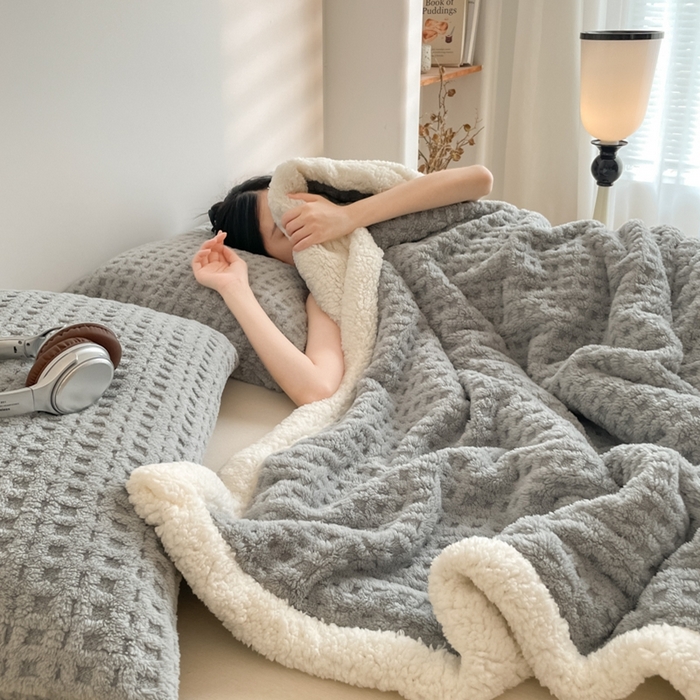 91家纺网 家纺一手货源 找家纺 欧邦 2025新款华夫格双层毯盖毯毯子-场景1 华夫格-烟灰