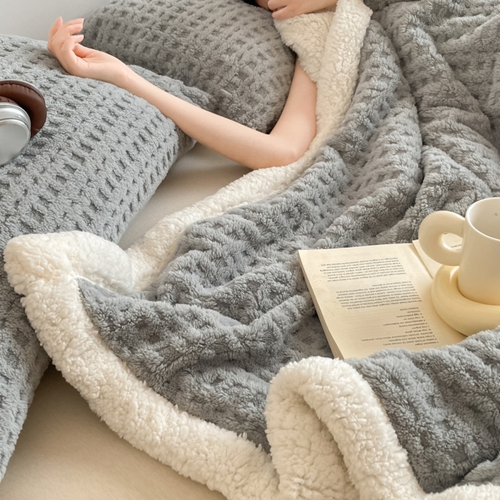 91家纺网 家纺一手货源 找家纺 欧邦 2025新款华夫格双层毯盖毯毯子-场景1 华夫格-烟灰