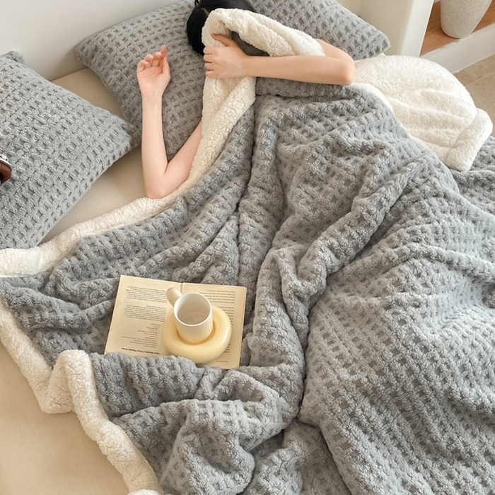91家纺网 家纺一手货源 找家纺 欧邦 2025新款华夫格双层毯盖毯毯子-场景1 华夫格-烟灰