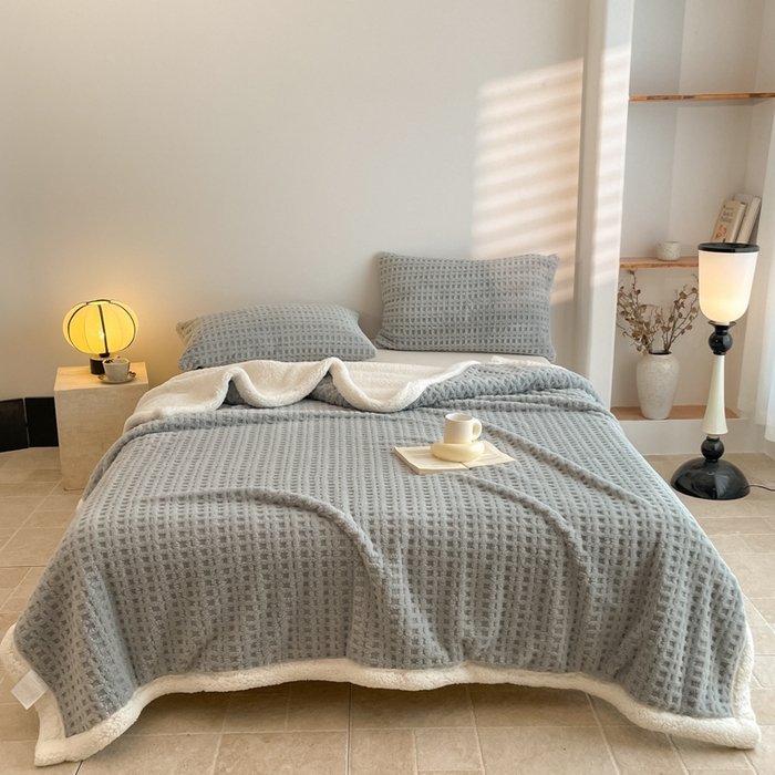 91家纺网 家纺一手货源 找家纺 欧邦 2025新款华夫格双层毯盖毯毯子-场景1 华夫格-烟灰