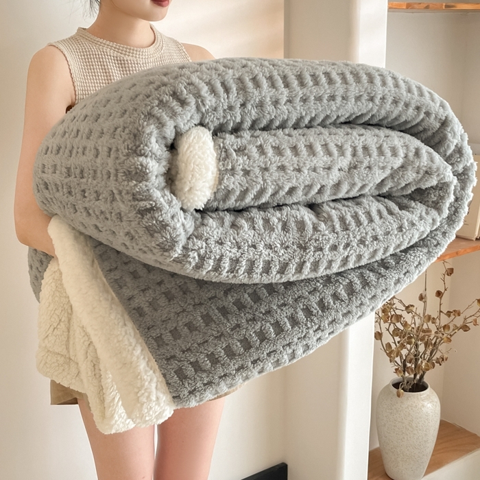 91家纺网 家纺一手货源 找家纺 欧邦 2025新款华夫格双层毯盖毯毯子-场景1 华夫格-烟灰