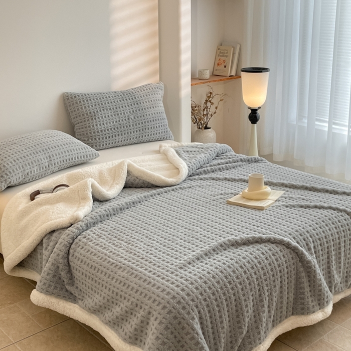 91家纺网 家纺一手货源 找家纺 欧邦 2025新款华夫格双层毯盖毯毯子-场景1 华夫格-烟灰