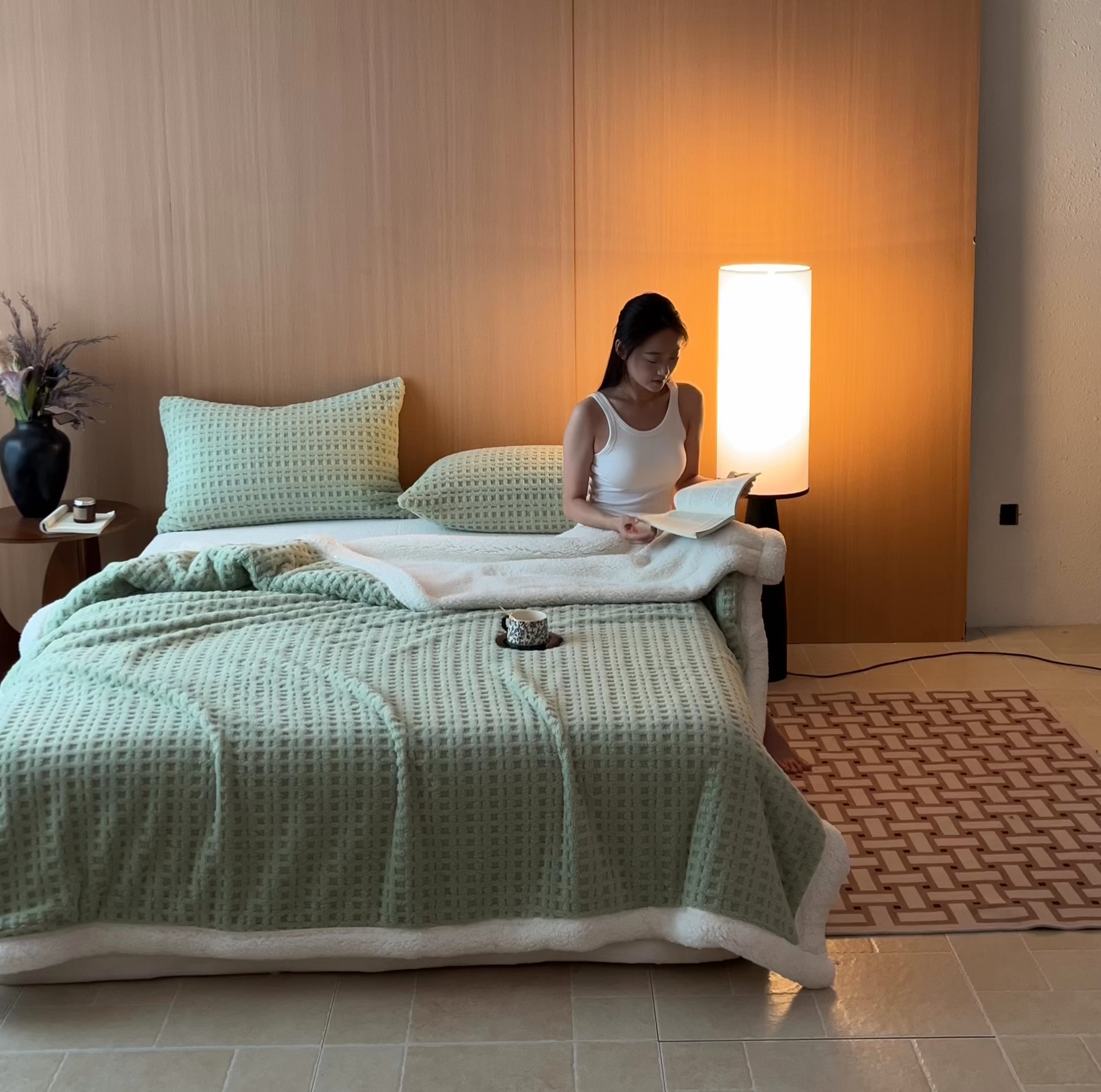 91家纺网 家纺一手货源 找家纺 （总）欧邦 2025新款华夫格羊羔绒双层毯盖毯毯子-场景2