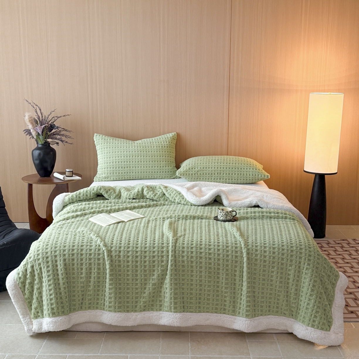 91家纺网 家纺一手货源 找家纺 （总）欧邦 2025新款华夫格羊羔绒双层毯盖毯毯子-场景2