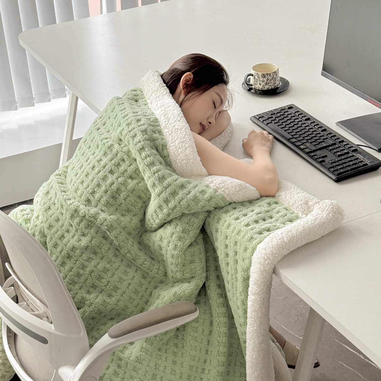 91家纺网 家纺一手货源 找家纺 （总）欧邦 2025新款华夫格羊羔绒双层毯盖毯毯子-场景2