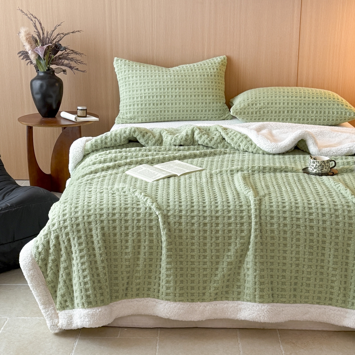 91家纺网 家纺一手货源 找家纺 （总）欧邦 2025新款华夫格羊羔绒双层毯盖毯毯子-场景2