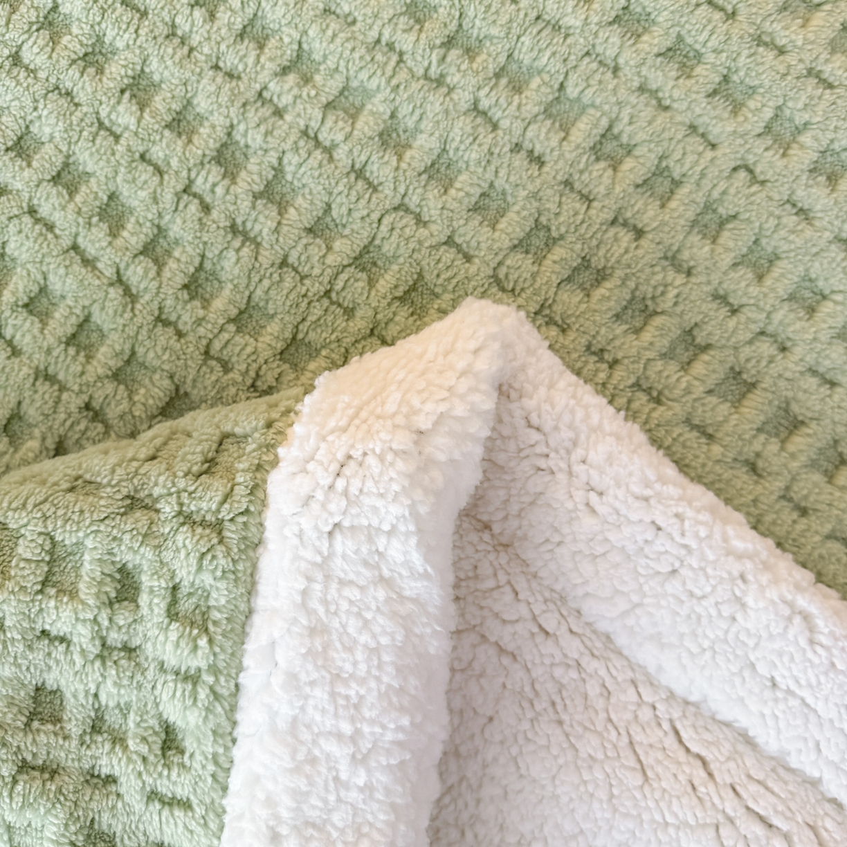 91家纺网 家纺一手货源 找家纺 （总）欧邦 2025新款华夫格羊羔绒双层毯盖毯毯子-场景2