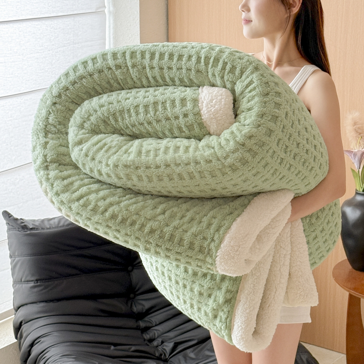 91家纺网 家纺一手货源 找家纺 （总）欧邦 2025新款华夫格羊羔绒双层毯盖毯毯子-场景2