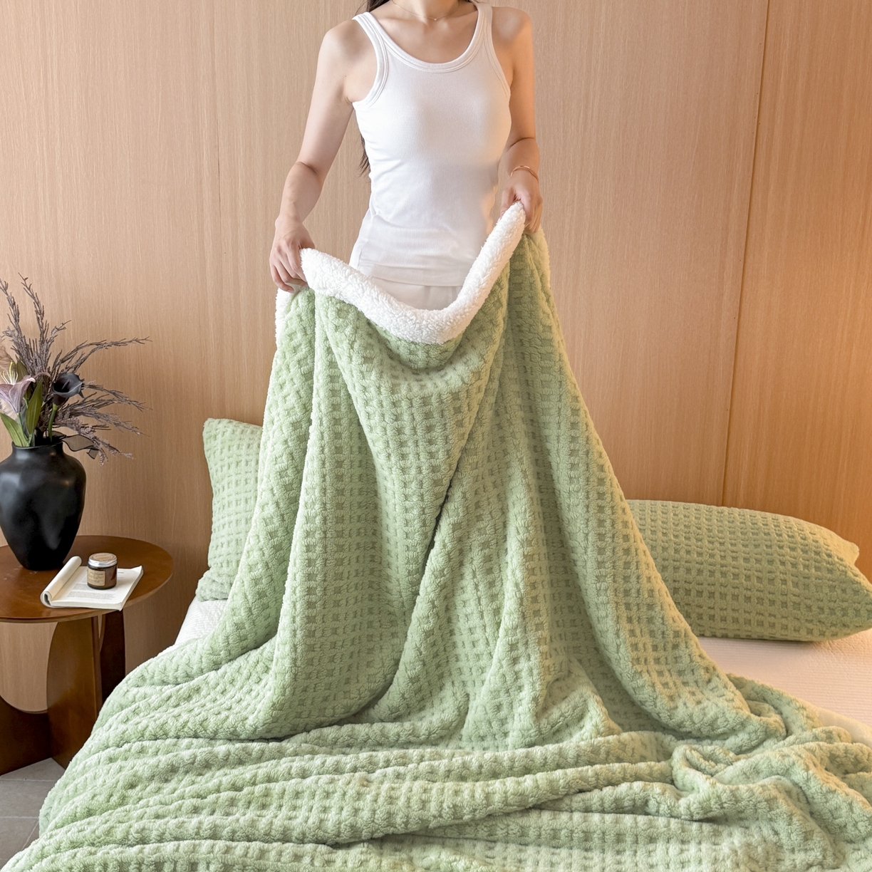 91家纺网 家纺一手货源 找家纺 （总）欧邦 2025新款华夫格羊羔绒双层毯盖毯毯子-场景2