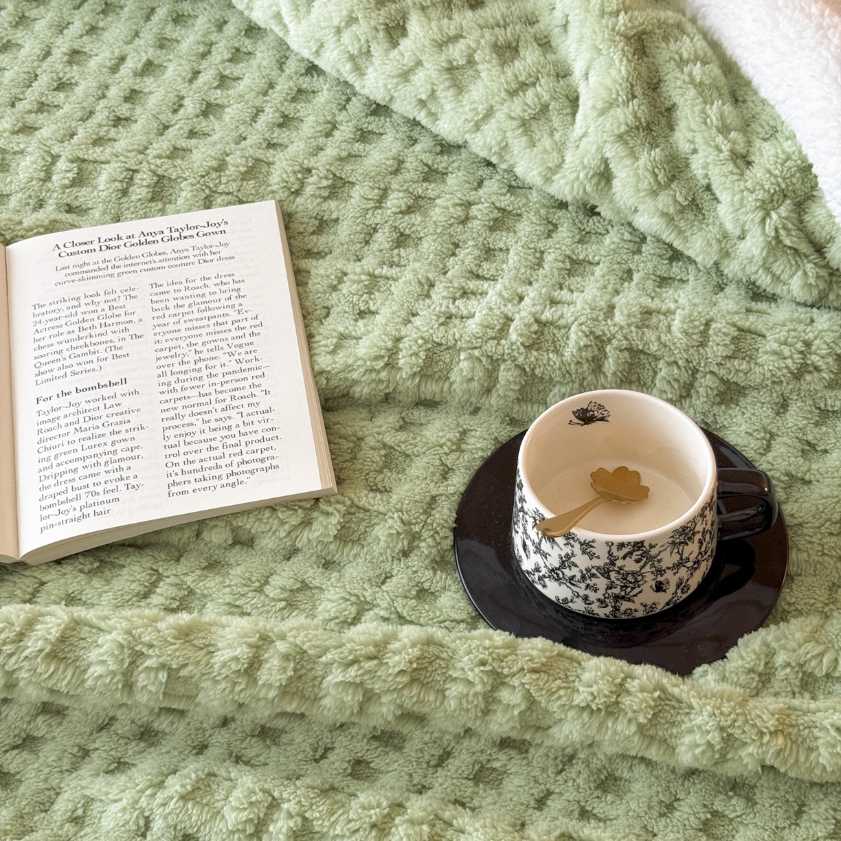 91家纺网 家纺一手货源 找家纺 （总）欧邦 2025新款华夫格羊羔绒双层毯盖毯毯子-场景2