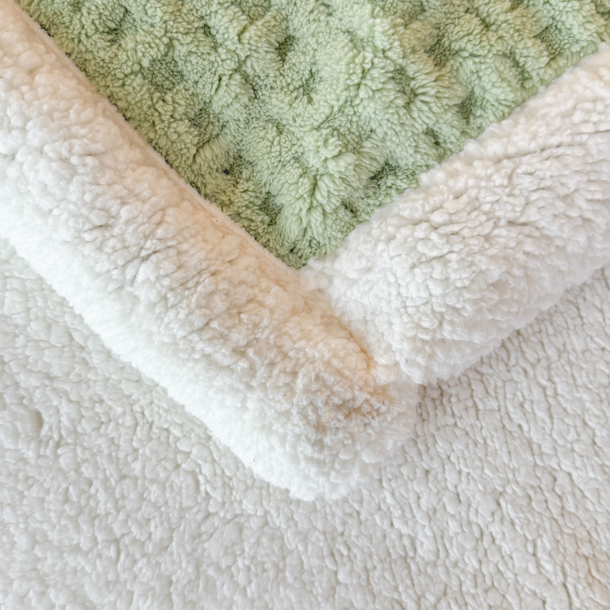 91家纺网 家纺一手货源 找家纺 欧邦 2025新款华夫格羊羔绒双层毯盖毯毯子-场景2 华夫格-果绿