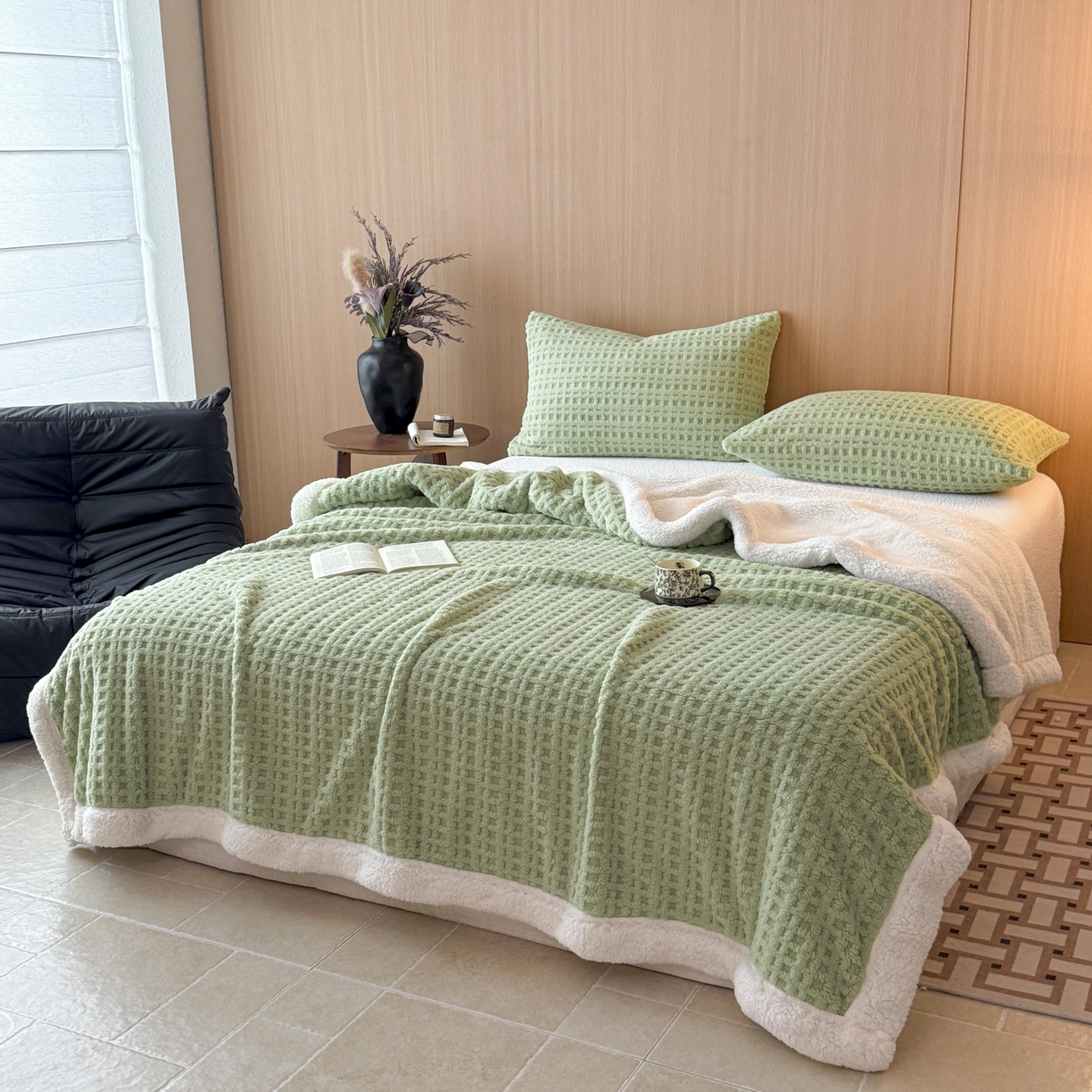 91家纺网 家纺一手货源 找家纺 欧邦 2025新款华夫格羊羔绒双层毯盖毯毯子-场景2 华夫格-果绿