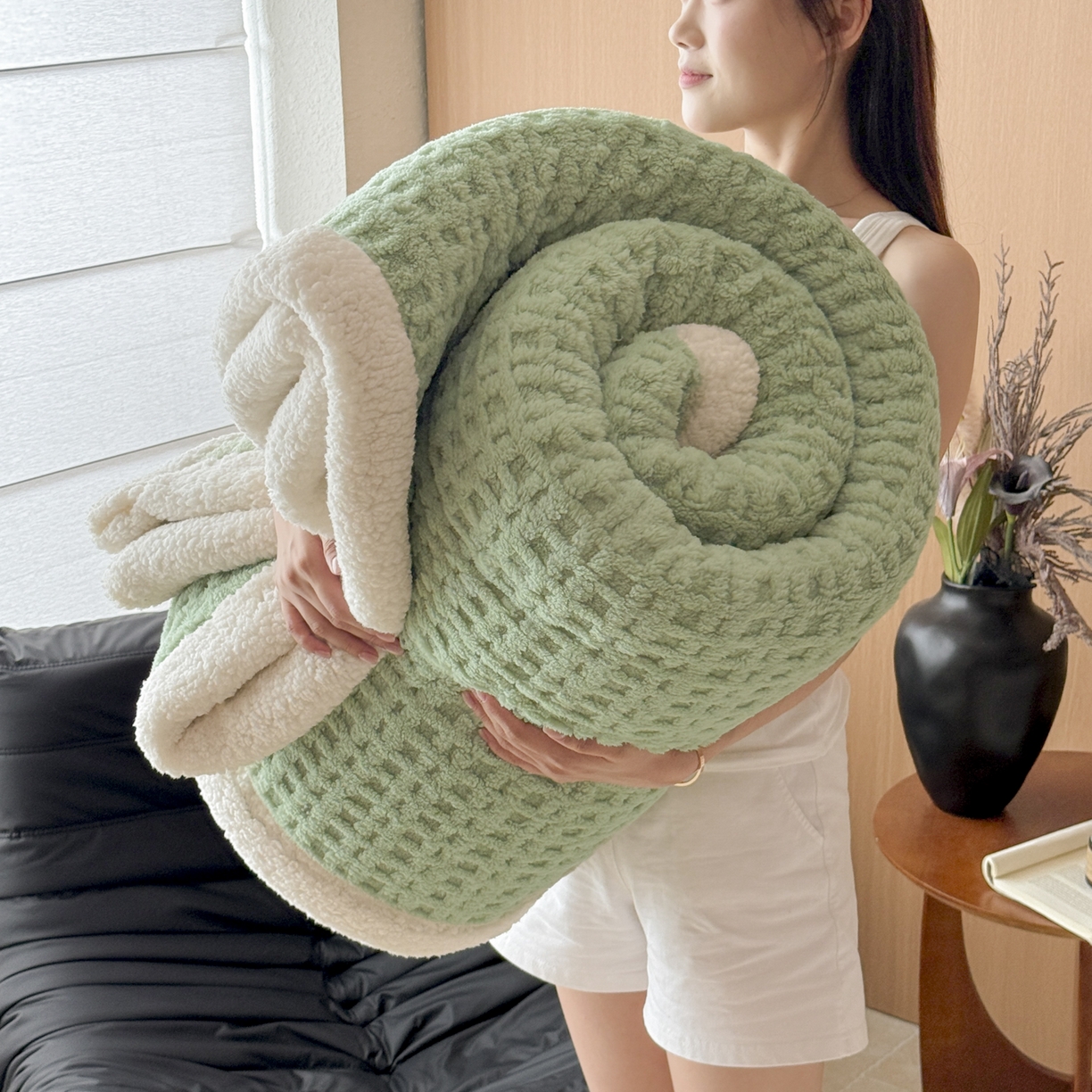 91家纺网 家纺一手货源 找家纺 欧邦 2025新款华夫格羊羔绒双层毯盖毯毯子-场景2 华夫格-果绿