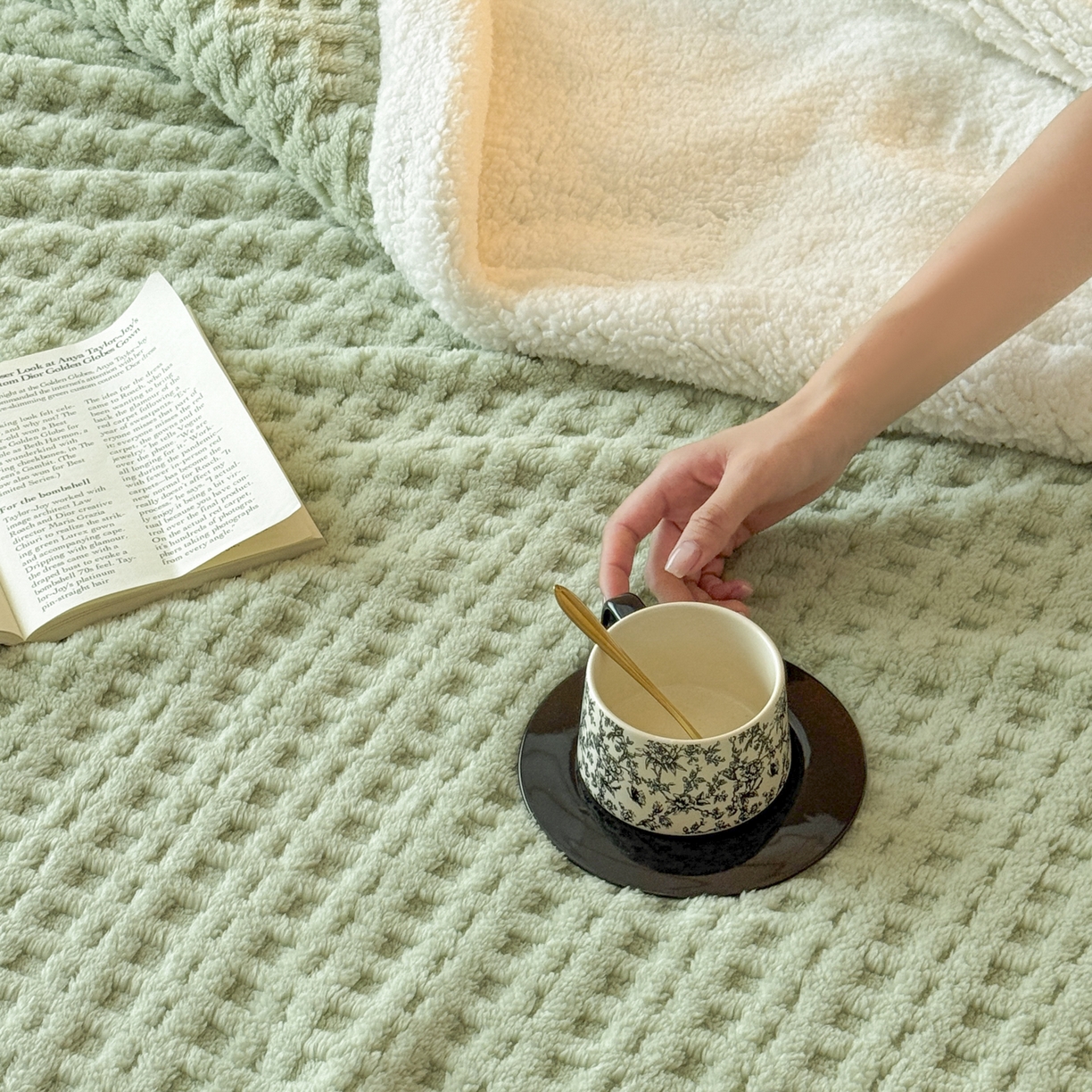 91家纺网 家纺一手货源 找家纺 欧邦 2025新款华夫格羊羔绒双层毯盖毯毯子-场景2 华夫格-果绿