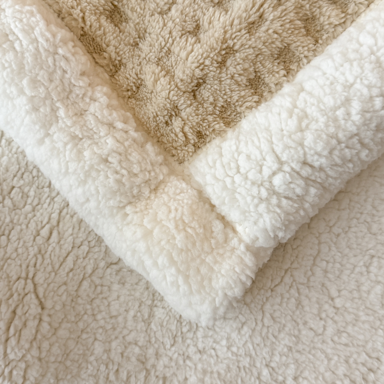 91家纺网 家纺一手货源 找家纺 欧邦 2025新款华夫格羊羔绒双层毯盖毯毯子-场景2 华夫格-卡其