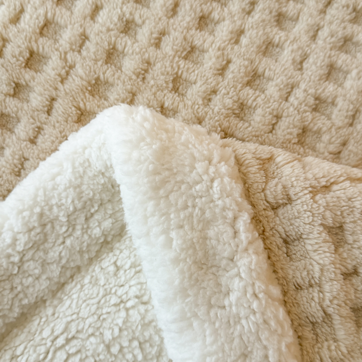 91家纺网 家纺一手货源 找家纺 欧邦 2025新款华夫格羊羔绒双层毯盖毯毯子-场景2 华夫格-卡其