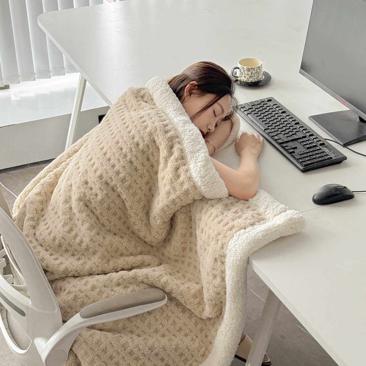 91家纺网 家纺一手货源 找家纺 欧邦 2025新款华夫格羊羔绒双层毯盖毯毯子-场景2 华夫格-卡其