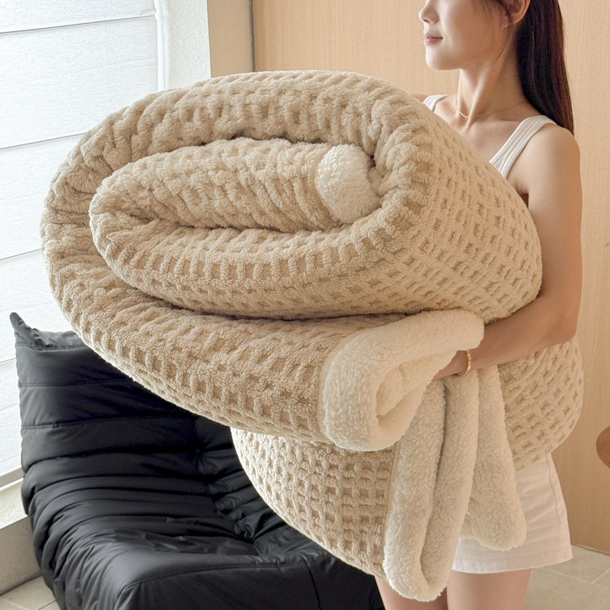 91家纺网 家纺一手货源 找家纺 欧邦 2025新款华夫格羊羔绒双层毯盖毯毯子-场景2 华夫格-卡其