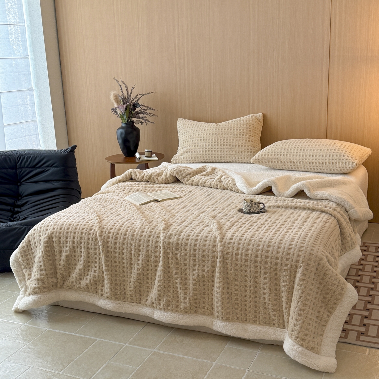 91家纺网 家纺一手货源 找家纺 欧邦 2025新款华夫格羊羔绒双层毯盖毯毯子-场景2 华夫格-卡其