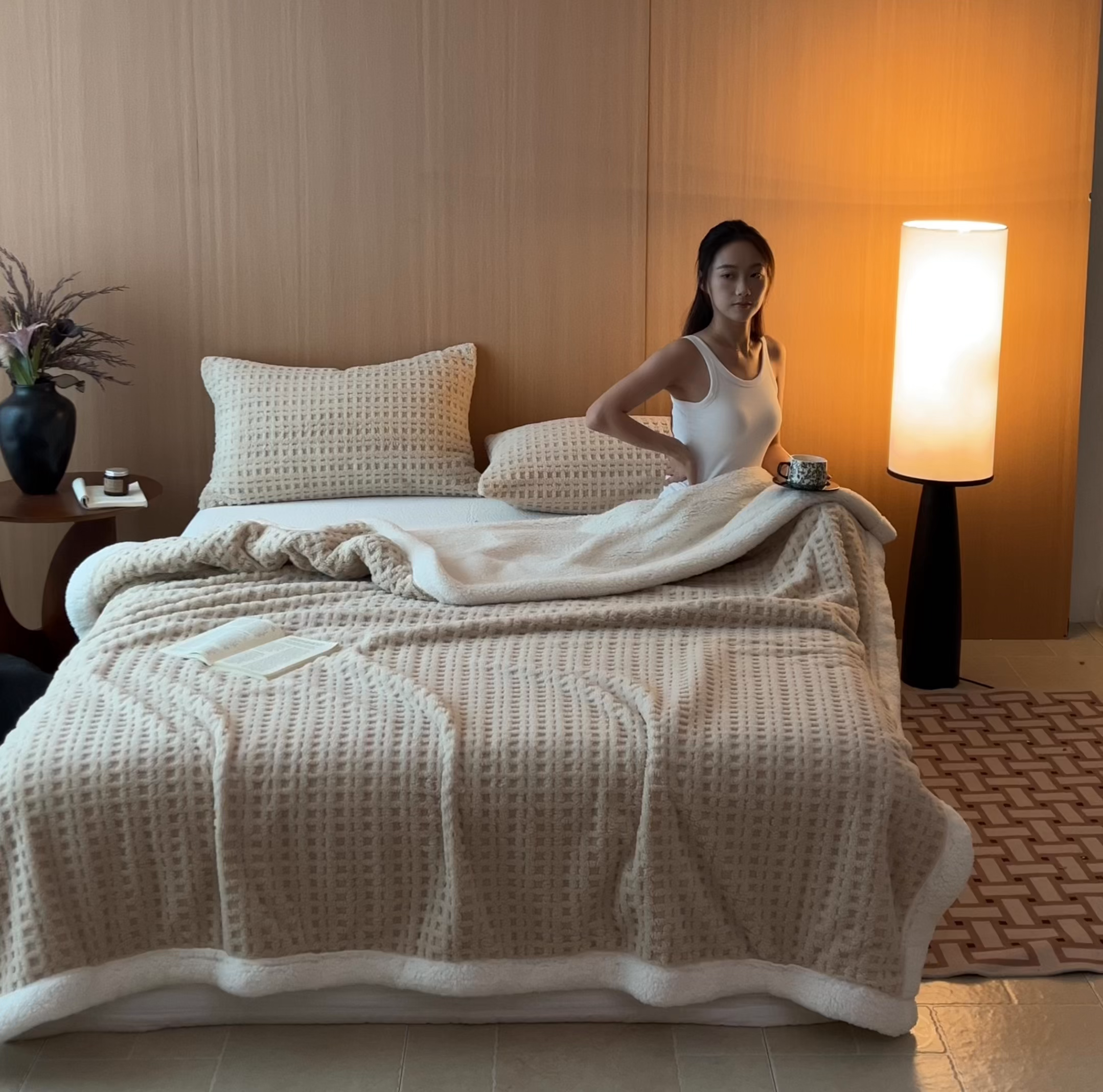 91家纺网 家纺一手货源 找家纺 欧邦 2025新款华夫格羊羔绒双层毯盖毯毯子-场景2 华夫格-卡其