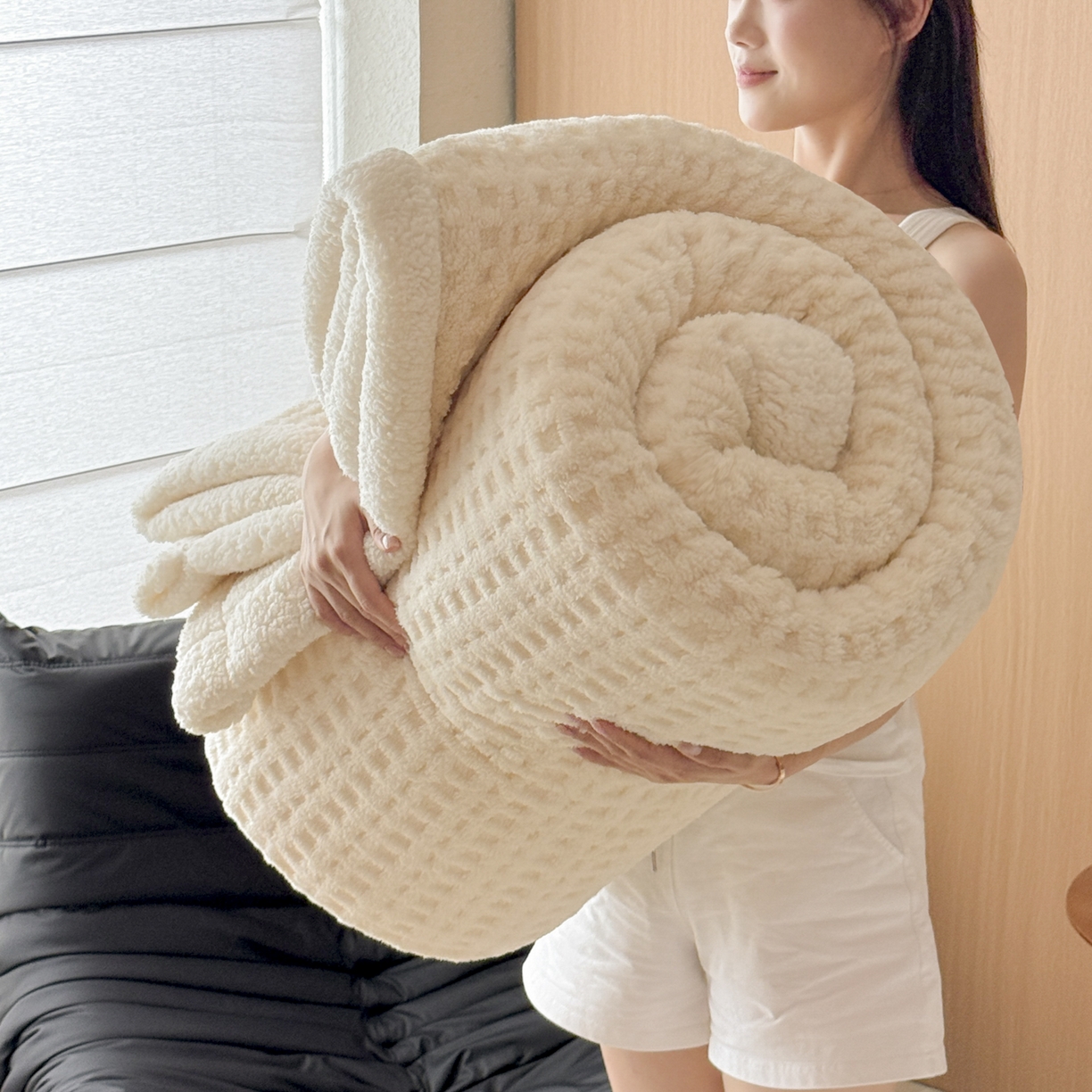 91家纺网 家纺一手货源 找家纺 欧邦 2025新款华夫格羊羔绒双层毯盖毯毯子-场景2 华夫格-米白