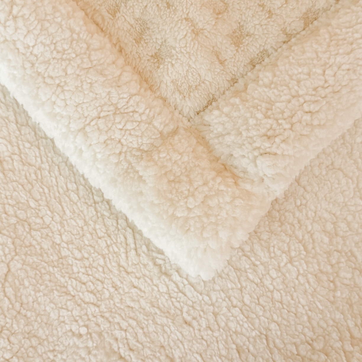 91家纺网 家纺一手货源 找家纺 欧邦 2025新款华夫格羊羔绒双层毯盖毯毯子-场景2 华夫格-米白